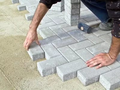 bricklayer-prfessional-work-sidewalk-saves-tiles copiar bricklayer-prfessional-work-sidewalk-saves-tiles copiar